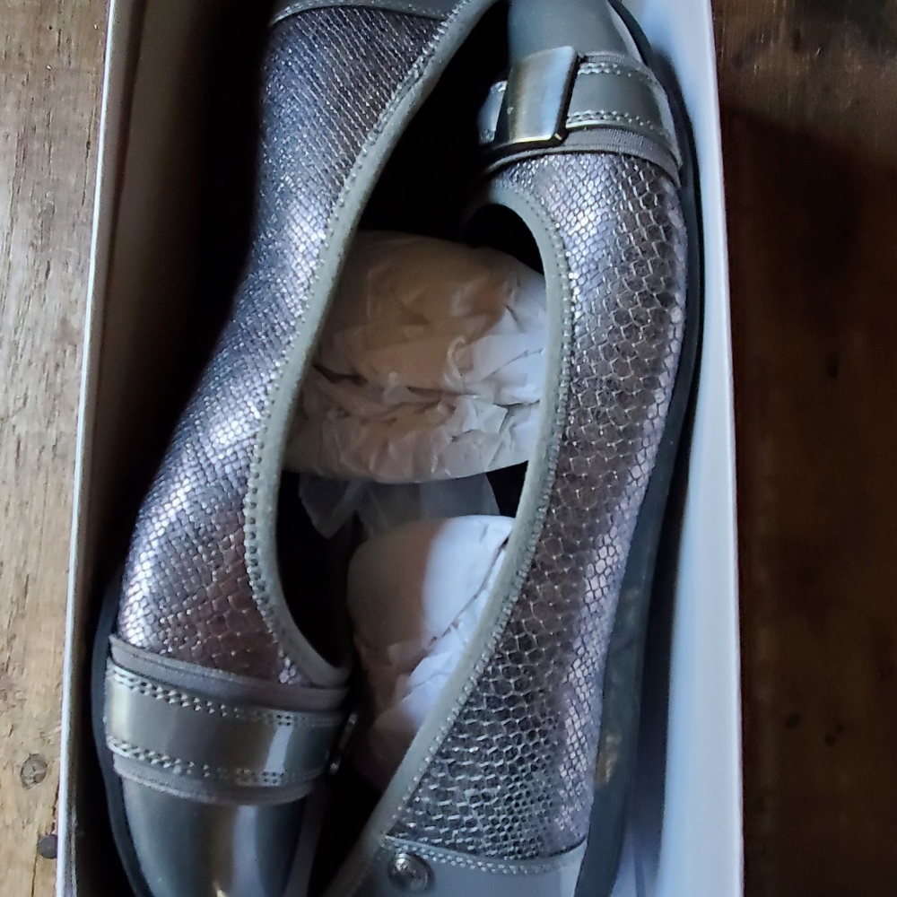 Women's slip-on shoes
